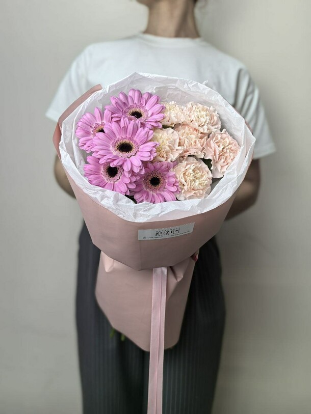 Букет из гвоздик и минигерберы, артикул F1452453 - 3000 рублей, доставка по городу. Flawery - доставка цветов