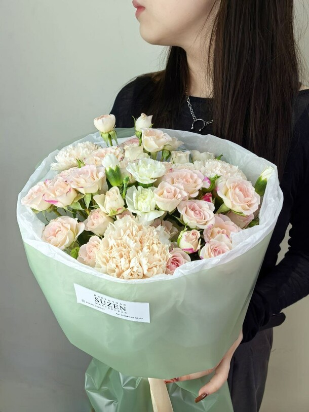 Букет из роз и гвоздик, артикул F1455857 - 3410 рублей, доставка по городу. Flawery - доставка цветов