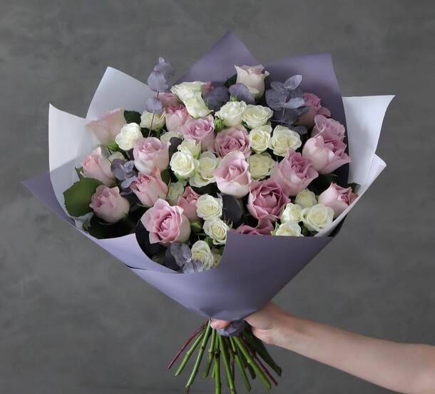 Букет из кустовой розы с эвкалиптом, артикул F1162087 - 12750 рублей, доставка по городу. Flawery - доставка цветов