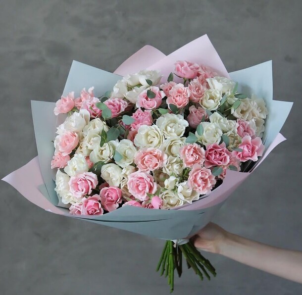 Шикарный букет из кустовой розы, артикул F1162088 - 12350 рублей, доставка по городу. Flawery - доставка цветов