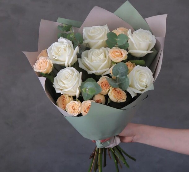 Букет из одноголовой и кустовой розы, артикул F1162095 - 6450 рублей, доставка по городу. Flawery - доставка цветов