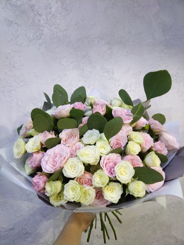 Букет из кустовых роз, артикул F1162491 - 9230 рублей, доставка по городу. Flawery - доставка цветов