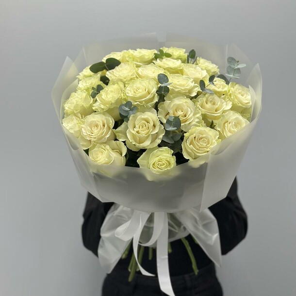 Букет из 25 роз с эвкалиптом, артикул F1417128 - 13420 рублей, доставка по городу. Flawery - доставка цветов