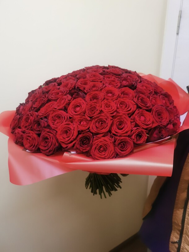 Розы 101, артикул F1485698 - 17000 рублей, доставка по городу. Flawery - доставка цветов