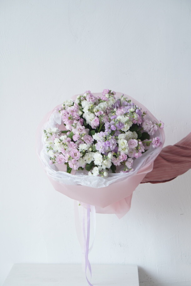 Букет из микс кустовой ароматной маттиолы, в дизайнерской упаковке, 15 веток, артикул F1412349 - 10800 рублей, доставка по городу. Flawery - доставка цветов