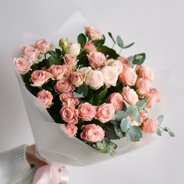 Монобукет из кустовой розы мадам бомбастик и эвкалипта, 9 веток, артикул F1436055 - 5800 рублей, доставка по городу. Flawery - доставка цветов