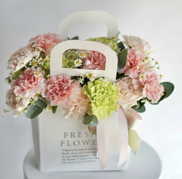 Сумочка из микс гвоздики, артикул F1469938 - 5000 рублей, доставка по городу. Flawery - доставка цветов