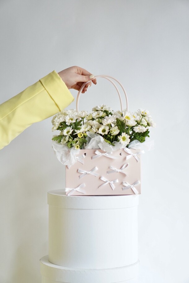 Сумочка из белой хризантемы, артикул F1469965 - 2800 рублей, доставка по городу. Flawery - доставка цветов