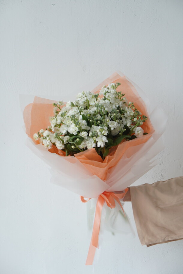 Букет из кустовой белой маттиолы, в дизайнерской упаковке, 9 веток., артикул F1469986 - 5800 рублей, доставка по городу. Flawery - доставка цветов