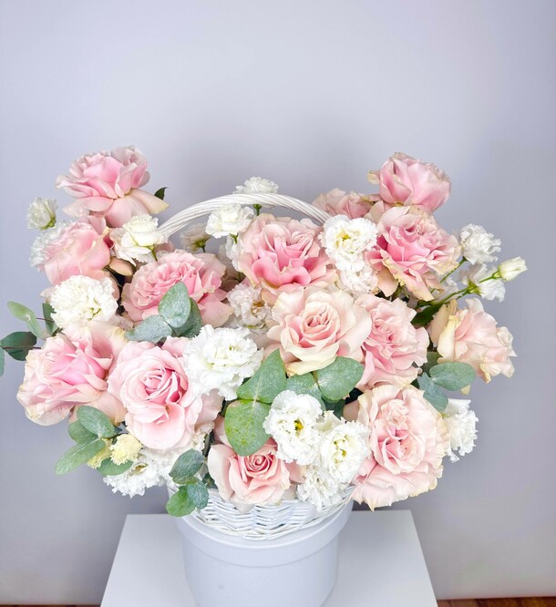 Корзина из розовой французской розы мондиаль, нежной белой эустомы с ароматным эвкалиптом, артикул F1481601 - 18300 рублей, доставка по городу. Flawery - доставка цветов