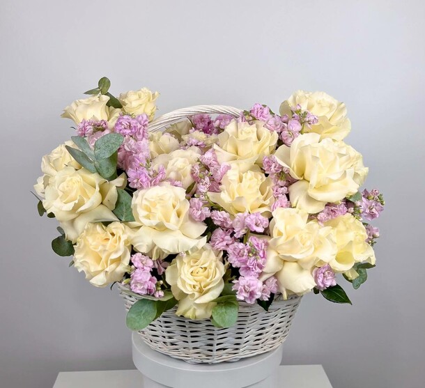 Корзина из цветов, белая французская роза эквадор, нежная маттиола, ароматный эвкалипт, артикул F1481635 - 18000 рублей, доставка по городу. Flawery - доставка цветов