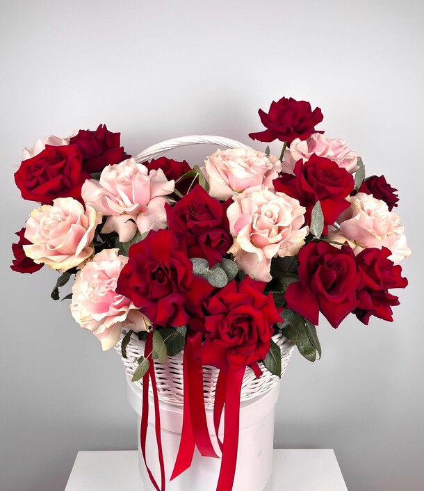 Корзина из красной и розовой французской розы эквадор с ароматным эвкалиптом, размер l, артикул F1481644 - 16000 рублей, доставка по городу. Flawery - доставка цветов