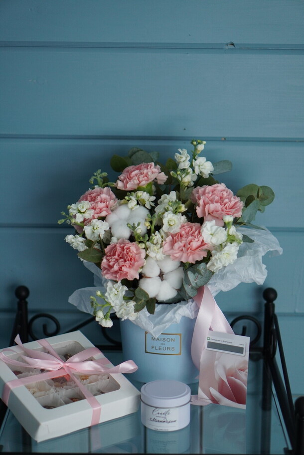 Нежная коробка с ароматными диантусами, маттиолой, хлопком и эвкалптом, артикул F1505003 - 5800 рублей, доставка по городу. Flawery - доставка цветов