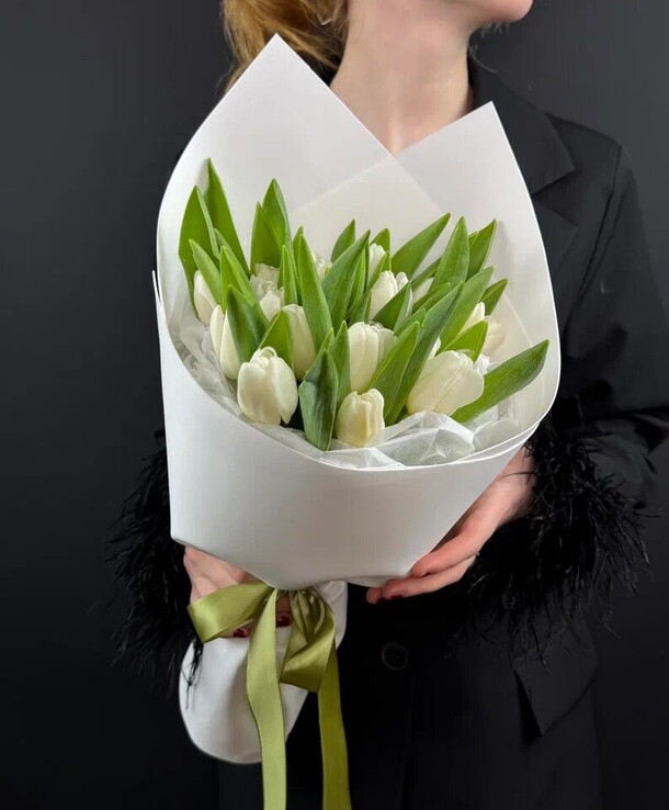 Монобукет из белых тюльпанов, артикул F1530635 - 6500 рублей, доставка по городу. Flawery - доставка цветов
