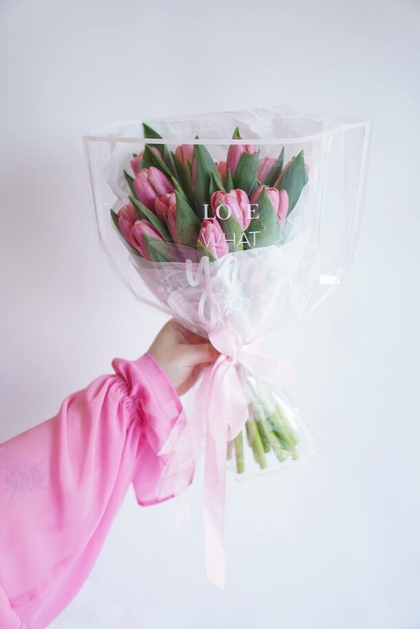 Тюльпаны розовые "тресор" в дизайнерской упаковке, артикул F1533853 - 6500 рублей, доставка по городу. Flawery - доставка цветов