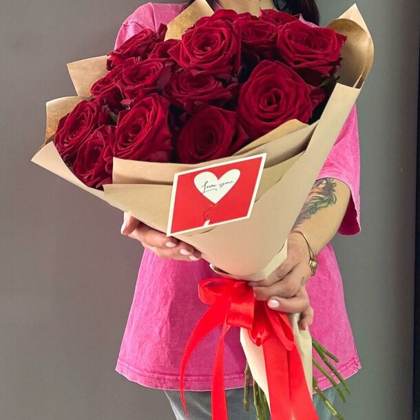 15 красных роз в крафте, артикул F1414287 - 4940 рублей, доставка по городу. Flawery - доставка цветов