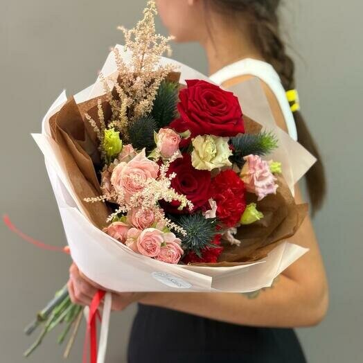 Розы и эустома в букете в красных оттенках, артикул F1454842 - 3300 рублей, доставка по городу. Flawery - доставка цветов