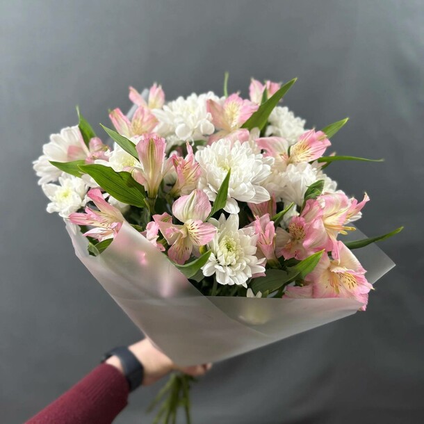 Сборный букет с хризантемой, артикул F1412814 - 3700 рублей, доставка по городу. Flawery - доставка цветов