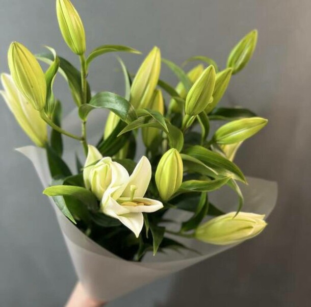 Букет лилий, артикул F1413174 - 4400 рублей, доставка по городу. Flawery - доставка цветов