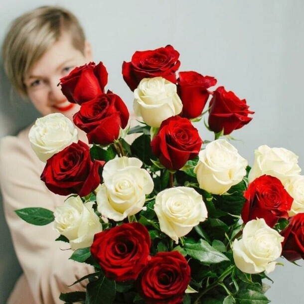 21 роза в ленту, артикул F1161057 - 13163 рублей, доставка по городу. Flawery - доставка цветов