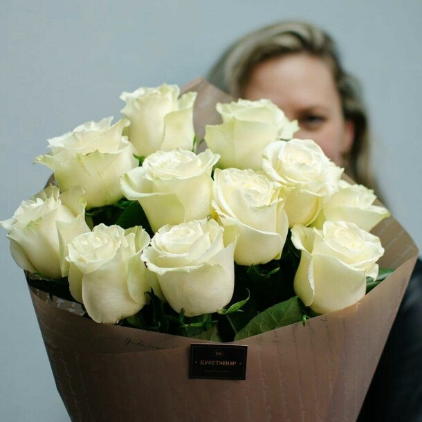 Букет 11 белых премиум роз мондиаль, артикул F1162233 - 7893 рублей, доставка по городу. Flawery - доставка цветов