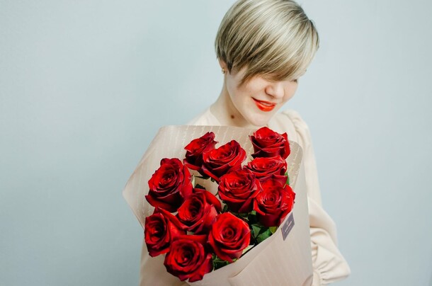 Букет 11 красных премиум роз в упаковке, артикул F1162243 - 7321 рублей, доставка по городу. Flawery - доставка цветов