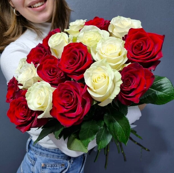 Микс 19 роз в ленту, артикул F1229295 - 11699 рублей, доставка по городу. Flawery - доставка цветов