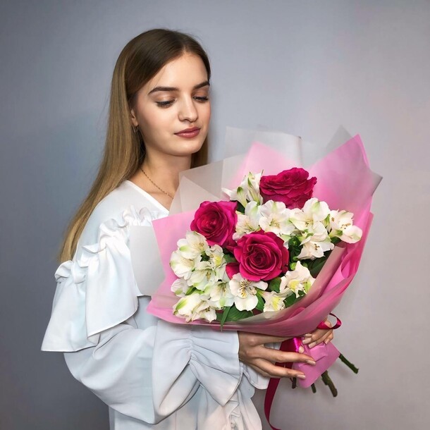 Яркий акцент, артикул F1337063 - 4524 рублей, доставка по городу. Flawery - доставка цветов