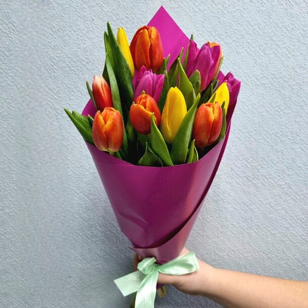 Букет из 11 тюльпанов в упаковке, артикул F1392273 - 2475 рублей, доставка по городу. Flawery - доставка цветов