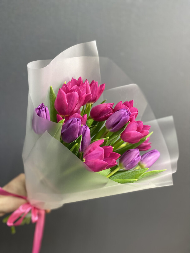 Букет из 15 тюльпанов в упаковке, артикул F1392290 - 3353 рублей, доставка по городу. Flawery - доставка цветов