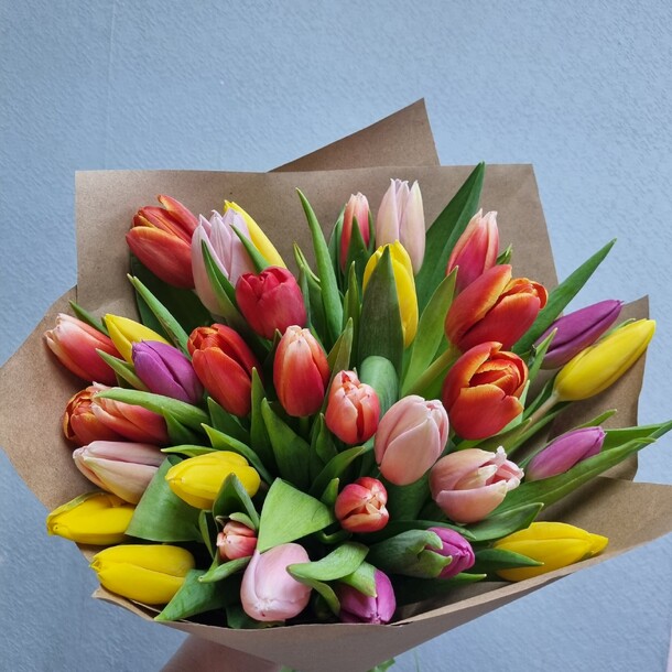 Букет из 35 тюльпанов в упаковке, артикул F1392296 - 7306 рублей, доставка по городу. Flawery - доставка цветов