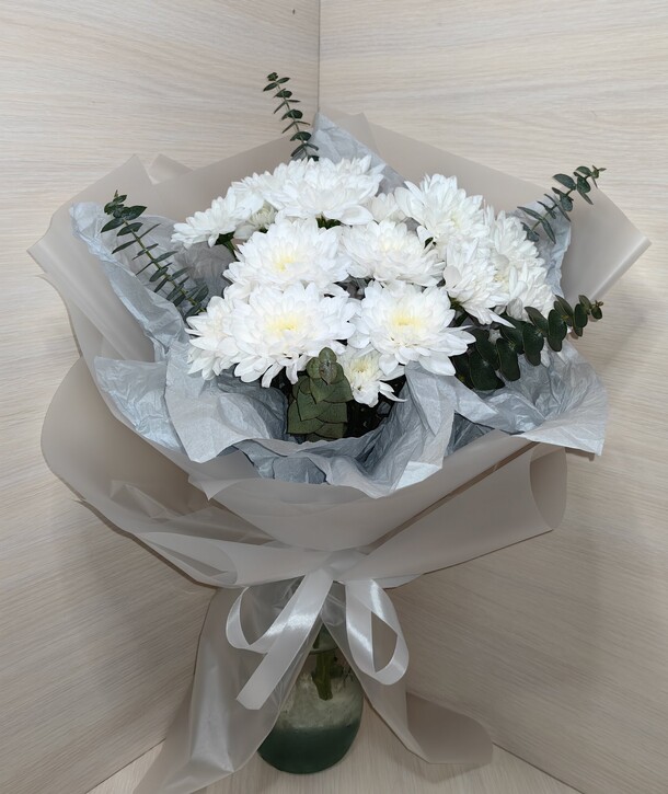 Хризантема с эвкалиптом, артикул F1419420 - 2300 рублей, доставка по городу. Flawery - доставка цветов