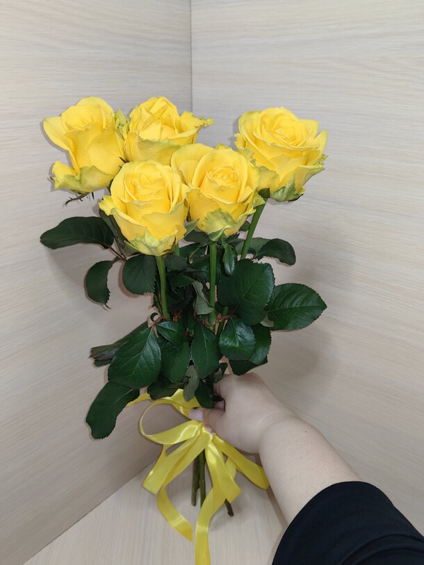 Роза жёлтая 5 штук, артикул F1419813 - 1450 рублей, доставка по городу. Flawery - доставка цветов