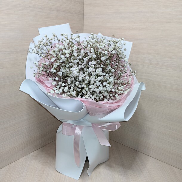 Букет с белой гипсофилой, артикул F1422433 - 2500 рублей, доставка по городу. Flawery - доставка цветов