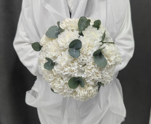 Белые диантусы с эвкалиптом, артикул F1426875 - 4100 рублей, доставка по городу. Flawery - доставка цветов