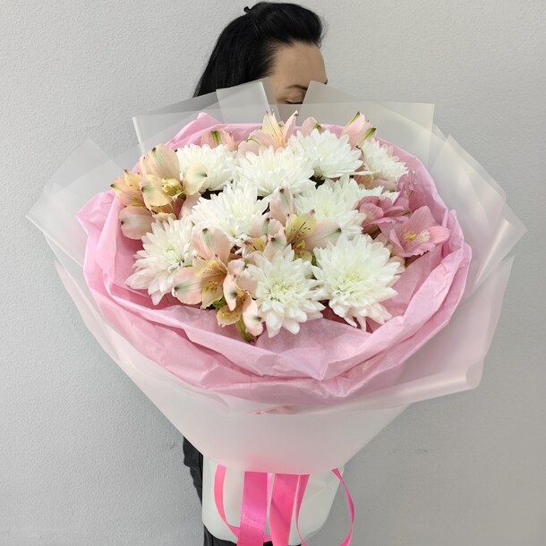 Букет из хризантем и альстромерий, артикул F1431723 - 2500 рублей, доставка по городу. Flawery - доставка цветов