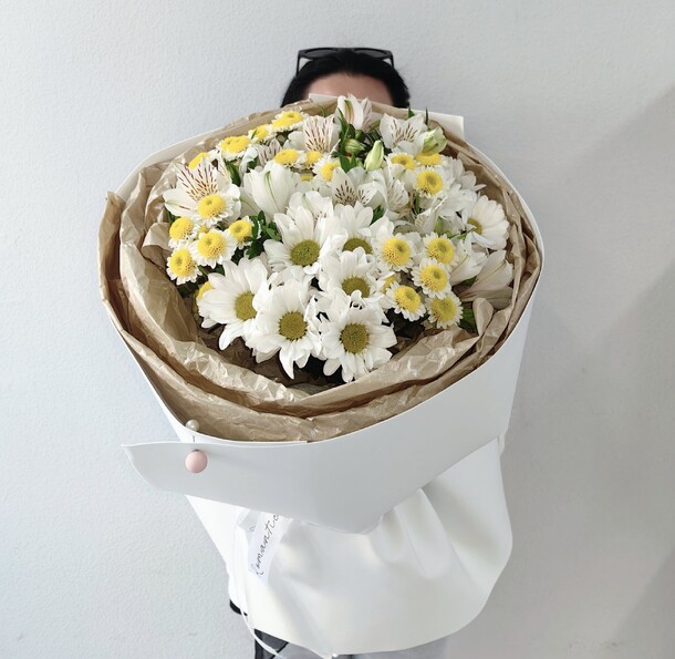 Букет ромашки полевые хризантема, артикул F1434978 - 2800 рублей, доставка по городу. Flawery - доставка цветов
