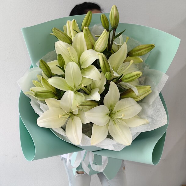 Букет из белых лилий, артикул F1443711 - 3100 рублей, доставка по городу. Flawery - доставка цветов