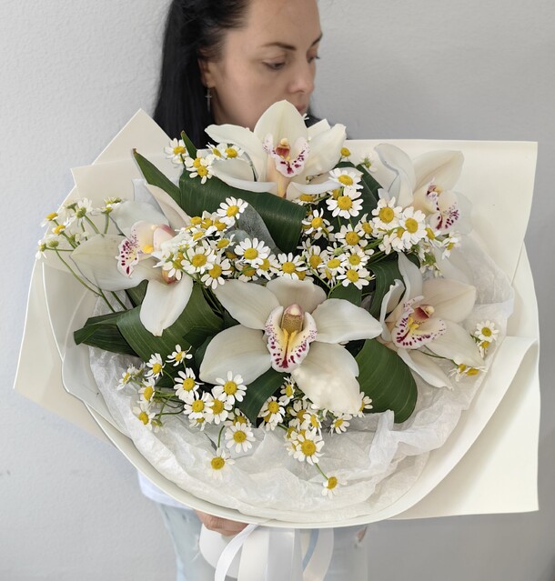 Букет из белой орхидеи и танацетума, артикул F1443712 - 3150 рублей, доставка по городу. Flawery - доставка цветов