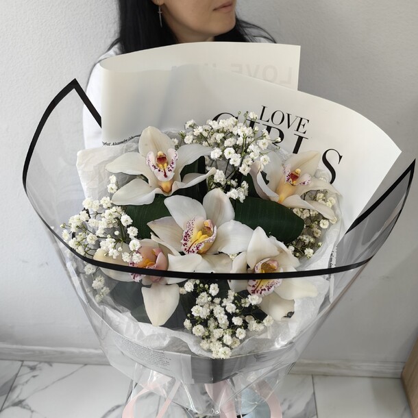 Букет из белых орхидей и гипсофилы, артикул F1443721 - 2100 рублей, доставка по городу. Flawery - доставка цветов