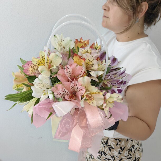 Цветы в сумке альстромерия микс, артикул F1444605 - 1950 рублей, доставка по городу. Flawery - доставка цветов