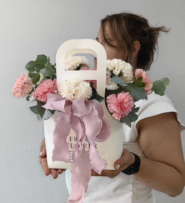 Цветы в сумке диантус микс, артикул F1444609 - 2300 рублей, доставка по городу. Flawery - доставка цветов