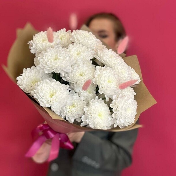 Букет из кустовой хризантемы с лагурусом, артикул F1504836 - 2600 рублей, доставка по городу. Flawery - доставка цветов