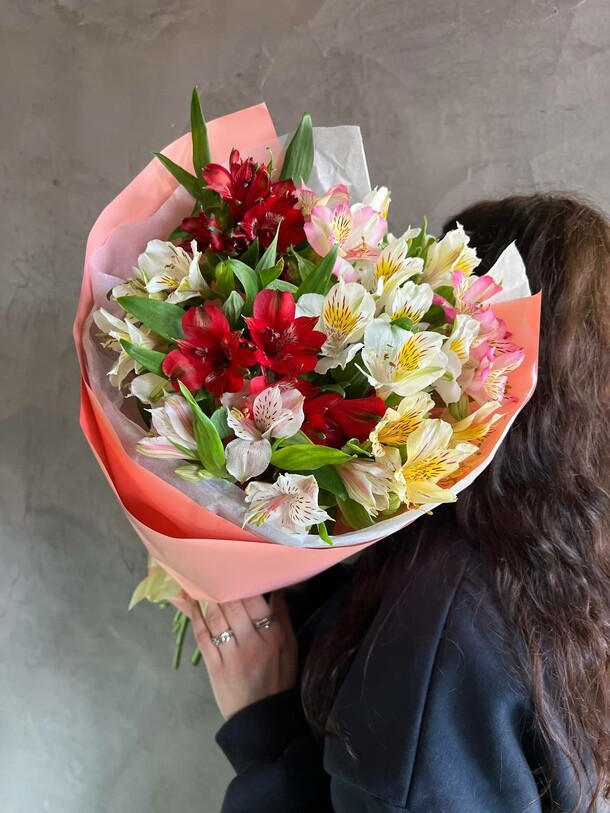 Букет из ярких сочных альстромерий, артикул F1455739 - 2950 рублей, доставка по городу. Flawery - доставка цветов