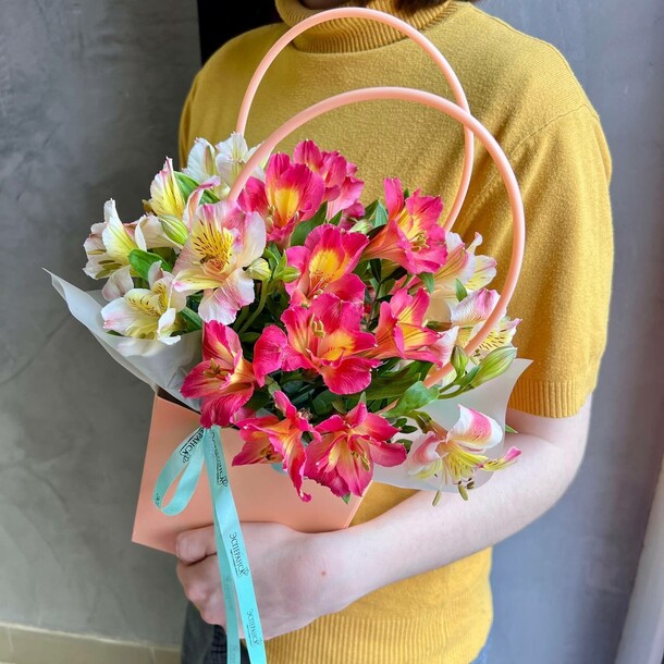 Сумочка с альстромерией, артикул F1457692 - 2750 рублей, доставка по городу. Flawery - доставка цветов