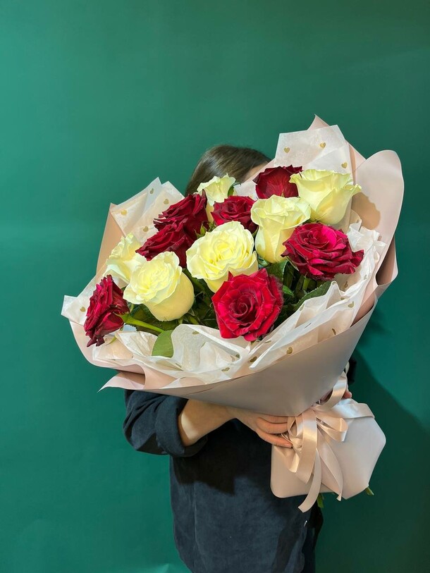 13 красных и белых роз, артикул F1424197 - 6550 рублей, доставка по городу. Flawery - доставка цветов