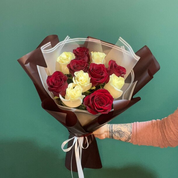 Букет с белыми и красными розами, артикул F1424200 - 5600 рублей, доставка по городу. Flawery - доставка цветов