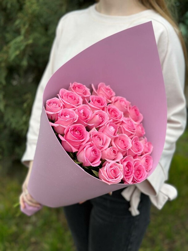 25 розовых роз в стильной упаковке, артикул F1095299 - 6273 рублей, доставка по городу. Flawery - доставка цветов