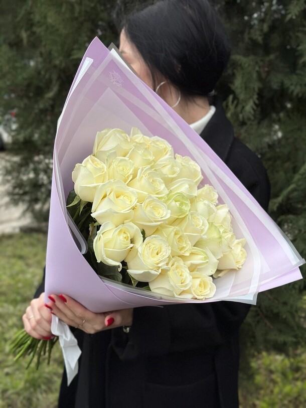 Букет из 25 белых роз в стильной упаковке, артикул F1421749 - 6273 рублей, доставка по городу. Flawery - доставка цветов