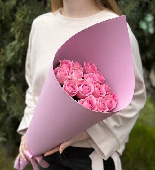 15 розовых роз в стильной упаковке, артикул F1421757 - 3818 рублей, доставка по городу. Flawery - доставка цветов